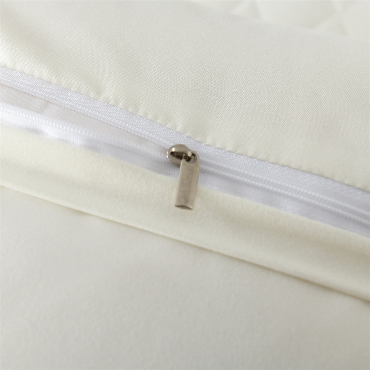 91家纺网 家纺一手货源 找家纺 小猫派 2025新款防口水防头油常规绣花枕套款 米白企鹅