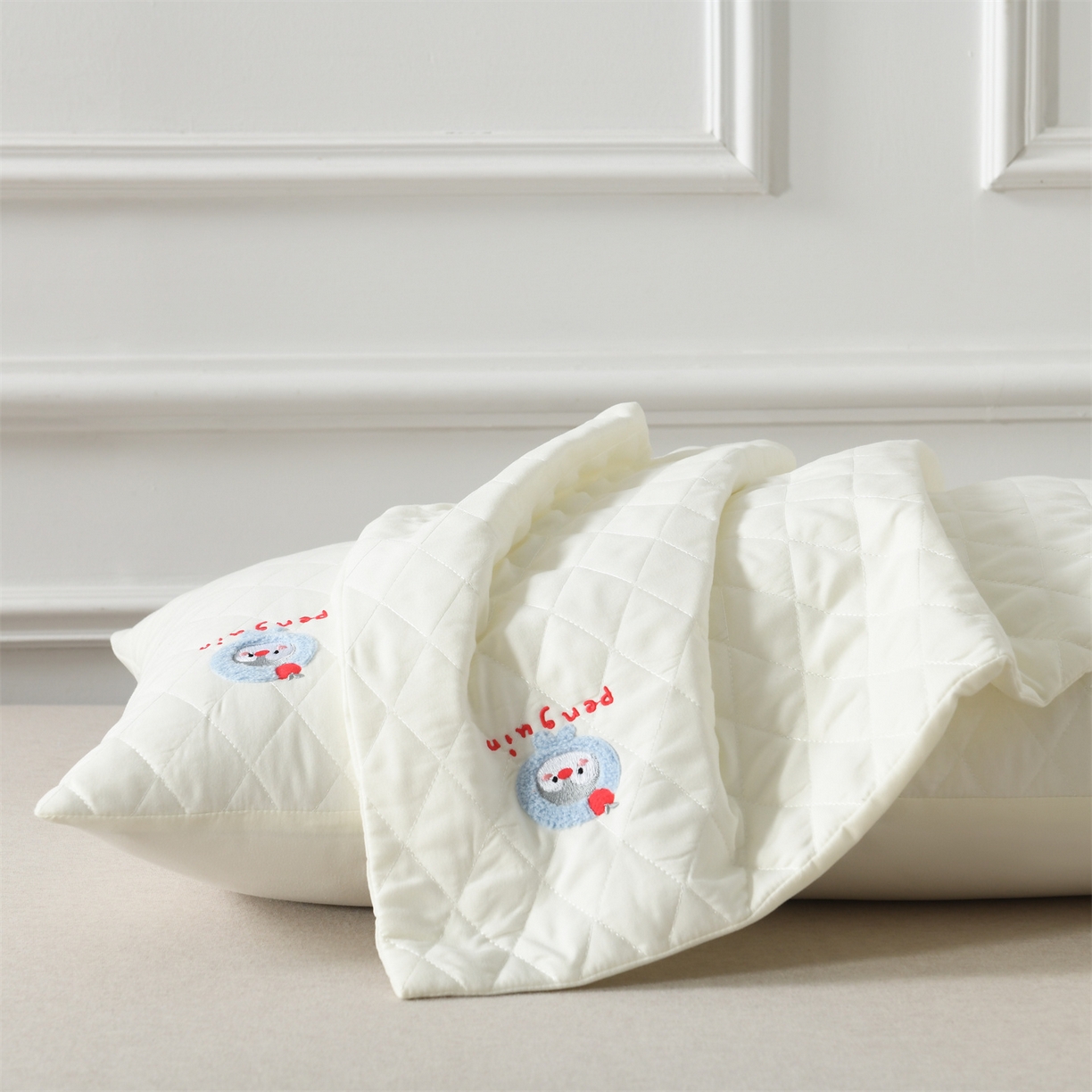 91家纺网 家纺一手货源 找家纺 小猫派 2025新款防口水防头油常规绣花枕套款 米白企鹅