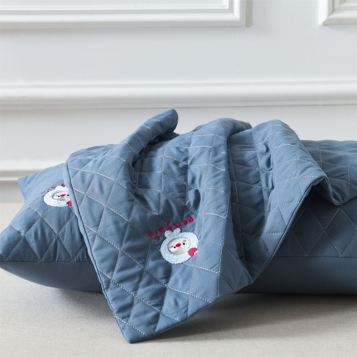 91家纺网 家纺一手货源 找家纺 小猫派 2025新款防口水防头油常规绣花枕套款 蓝色企鹅