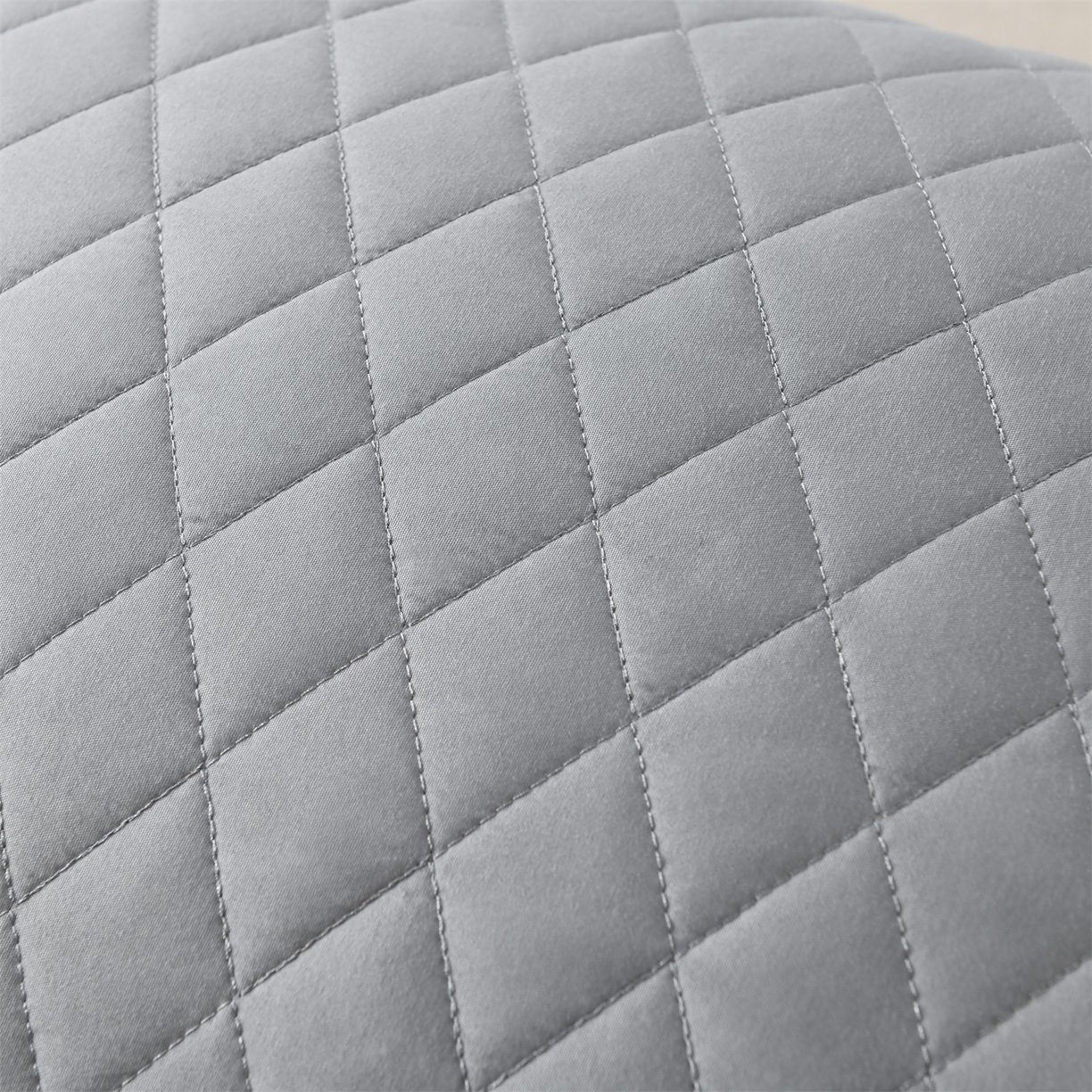 91家纺网 家纺一手货源 找家纺 小猫派 2025新款防口水防头油常规绣花枕套款 灰色企鹅