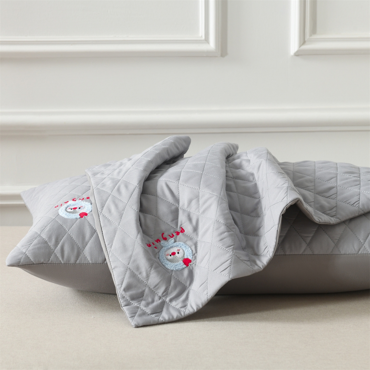 91家纺网 家纺一手货源 找家纺 小猫派 2025新款防口水防头油常规绣花枕套款 灰色企鹅