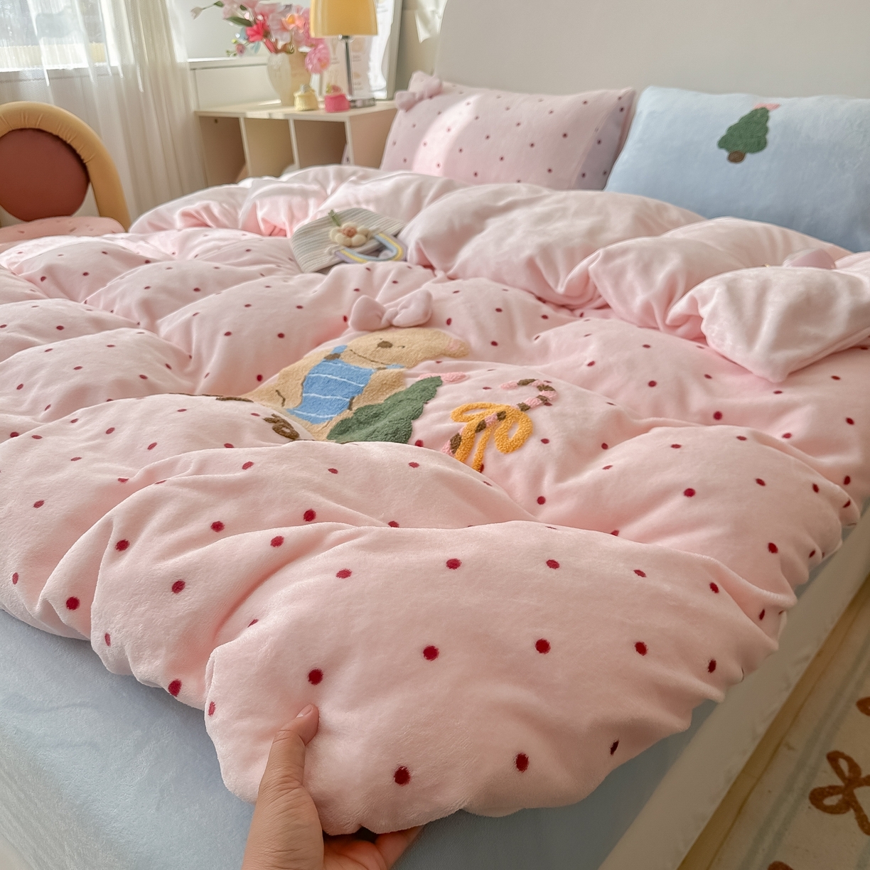 91家纺网 家纺一手货源 找家纺 （总）子钦家纺 2025秋冬新款加厚牛奶绒撸猫感毛巾绣四件套-圣诞小熊