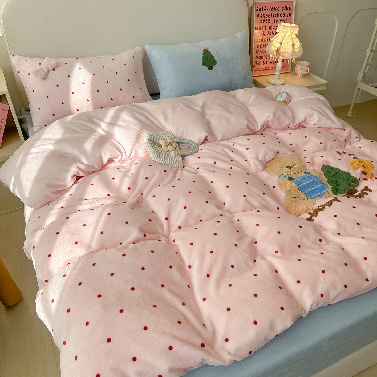 91家纺网 家纺一手货源 找家纺 （总）子钦家纺 2025秋冬新款加厚牛奶绒撸猫感毛巾绣四件套-圣诞小熊