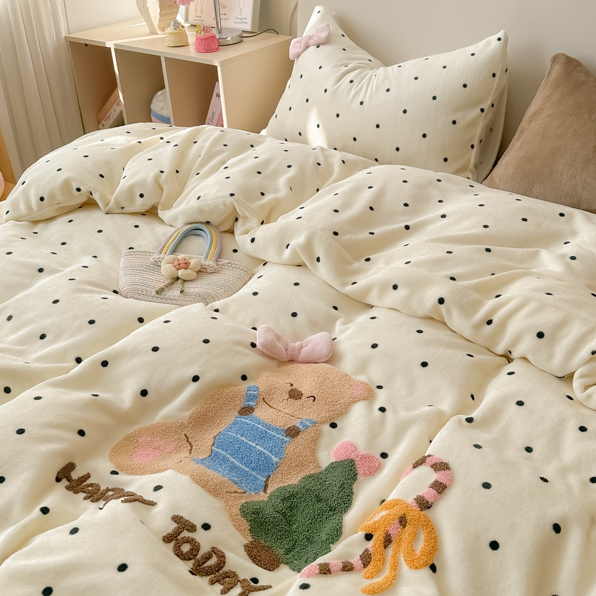 91家纺网 家纺一手货源 找家纺 子钦家纺 2025秋冬新款加厚牛奶绒撸猫感毛巾绣四件套-圣诞小熊 圣诞小熊-奶波点