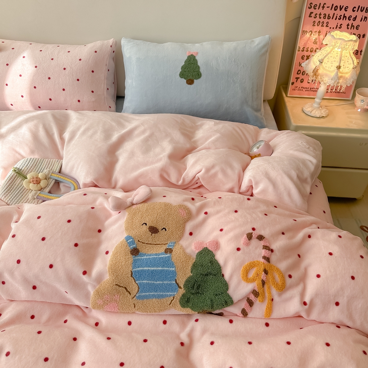 91家纺网 家纺一手货源 找家纺 （总）子钦家纺 2025秋冬新款加厚牛奶绒撸猫感毛巾绣四件套-圣诞小熊