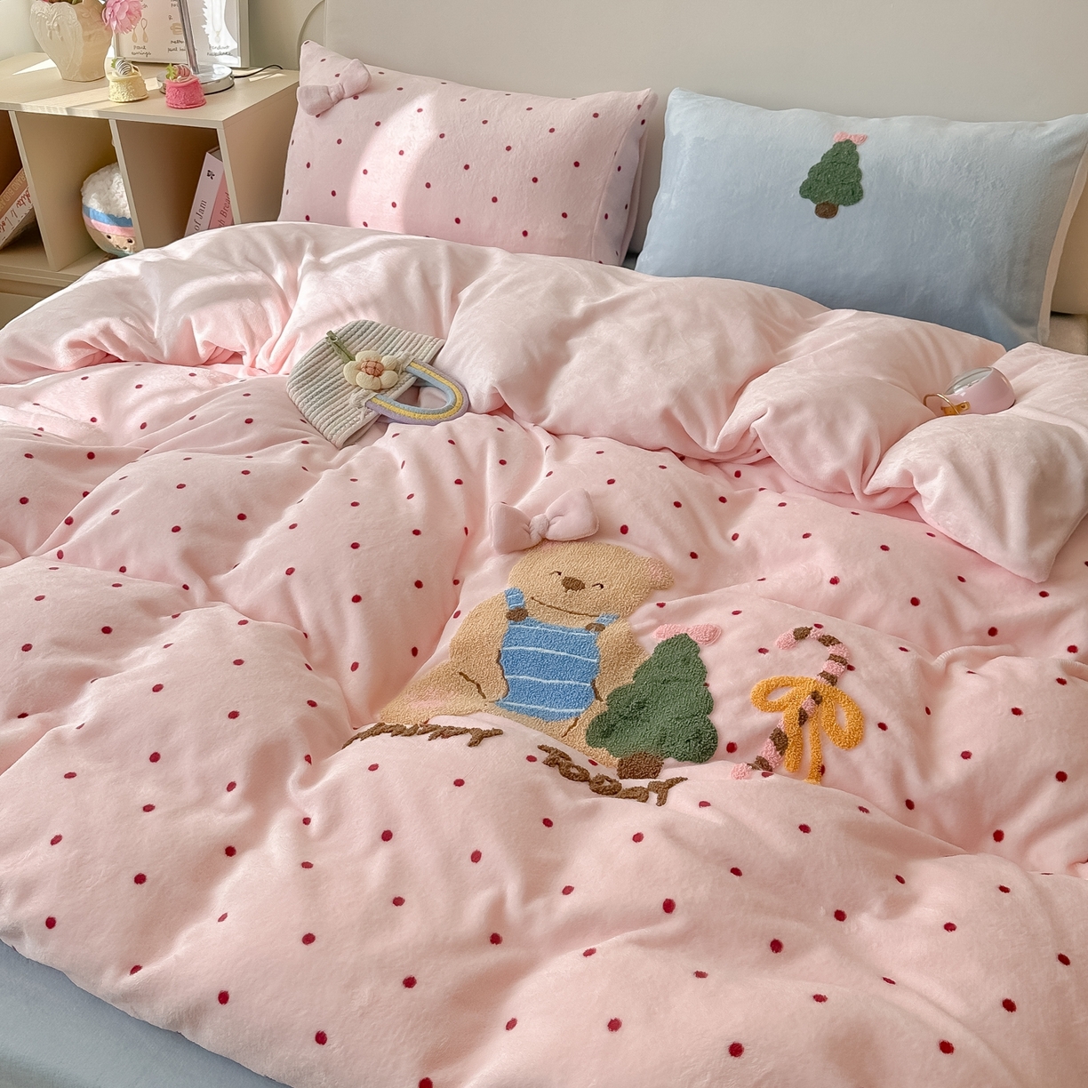 91家纺网 家纺一手货源 找家纺 （总）子钦家纺 2025秋冬新款加厚牛奶绒撸猫感毛巾绣四件套-圣诞小熊