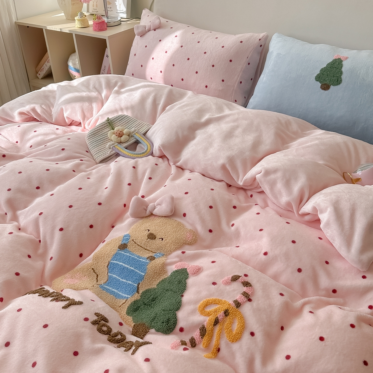 91家纺网 家纺一手货源 找家纺 （总）子钦家纺 2025秋冬新款加厚牛奶绒撸猫感毛巾绣四件套-圣诞小熊