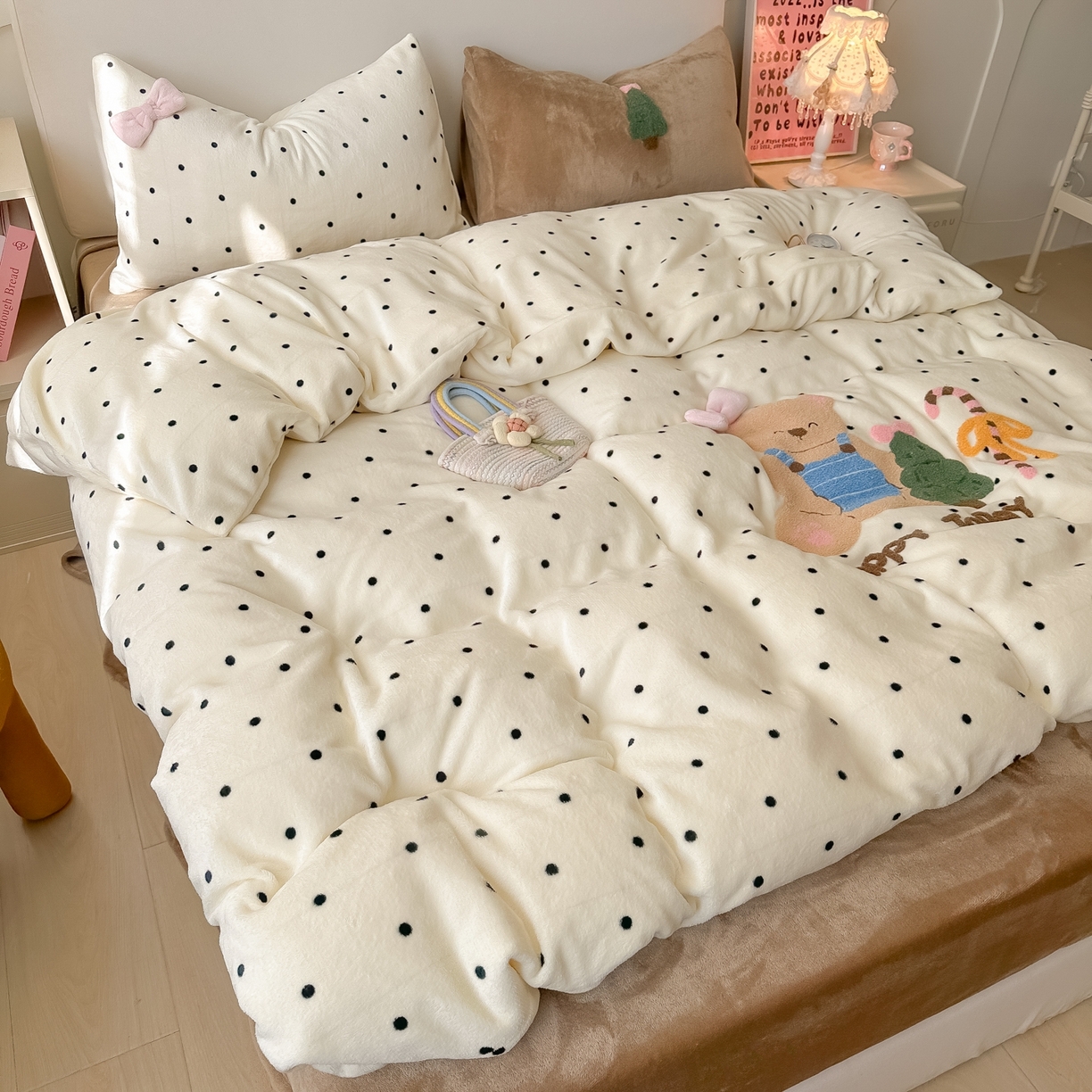 91家纺网 家纺一手货源 找家纺 子钦家纺 2025秋冬新款加厚牛奶绒撸猫感毛巾绣四件套-圣诞小熊 圣诞小熊-奶波点