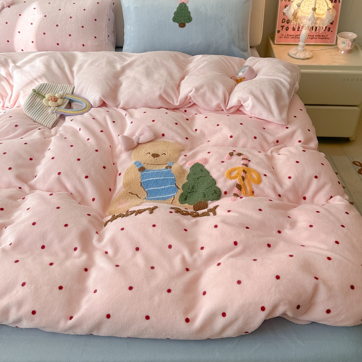 91家纺网 家纺一手货源 找家纺 （总）子钦家纺 2025秋冬新款加厚牛奶绒撸猫感毛巾绣四件套-圣诞小熊