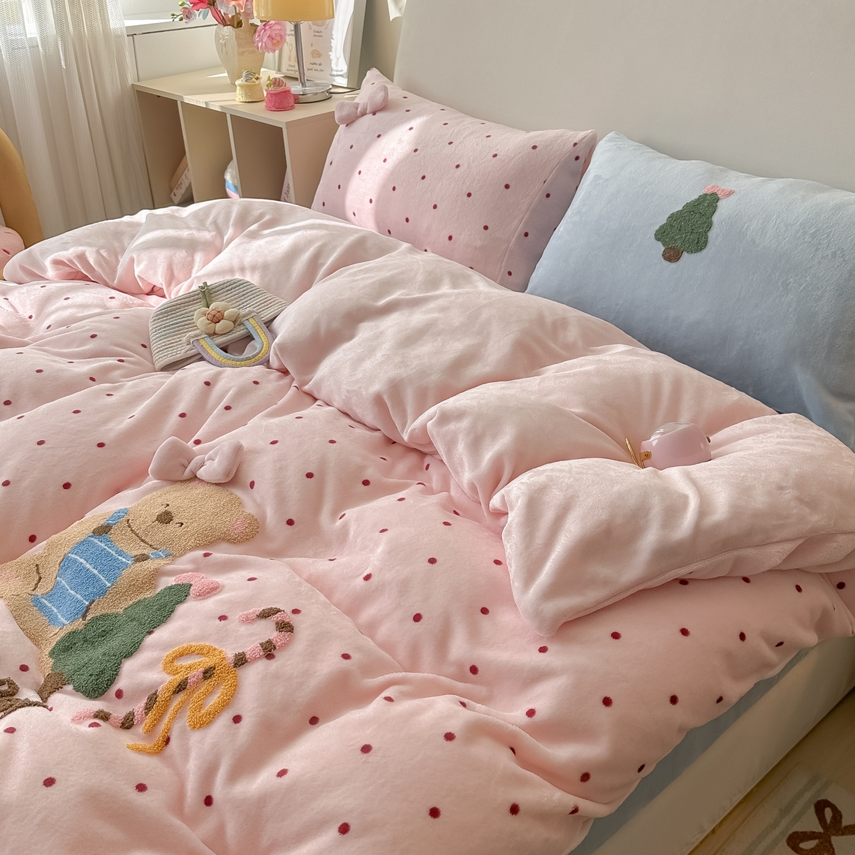 91家纺网 家纺一手货源 找家纺 （总）子钦家纺 2025秋冬新款加厚牛奶绒撸猫感毛巾绣四件套-圣诞小熊