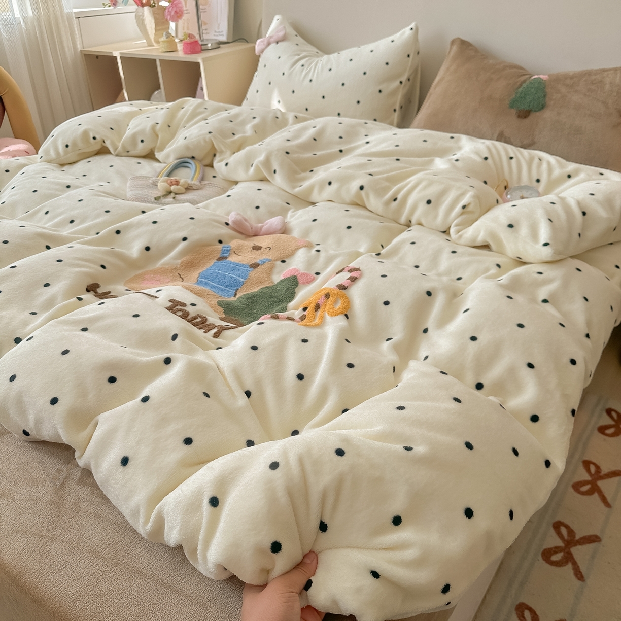 91家纺网 家纺一手货源 找家纺 子钦家纺 2025秋冬新款加厚牛奶绒撸猫感毛巾绣四件套-圣诞小熊 圣诞小熊-奶波点