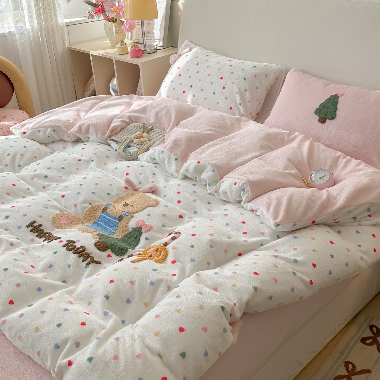 91家纺网 家纺一手货源 找家纺 子钦家纺 2025秋冬新款加厚牛奶绒撸猫感毛巾绣四件套-圣诞小熊 圣诞小熊-七彩爱心