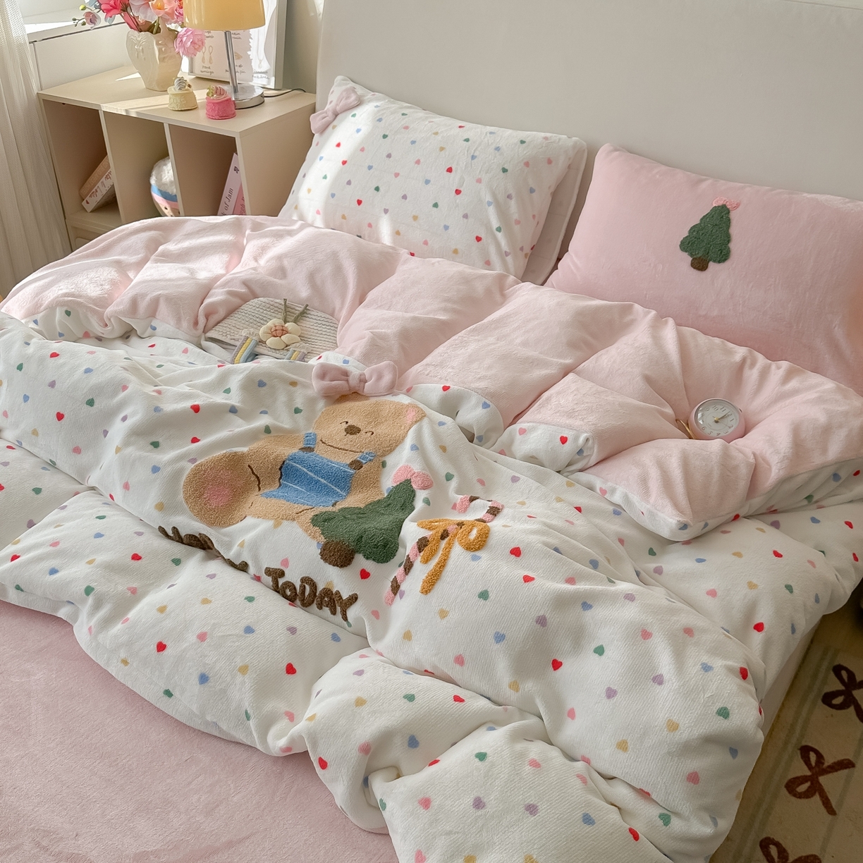 91家纺网 家纺一手货源 找家纺 子钦家纺 2025秋冬新款加厚牛奶绒撸猫感毛巾绣四件套-圣诞小熊 圣诞小熊-七彩爱心