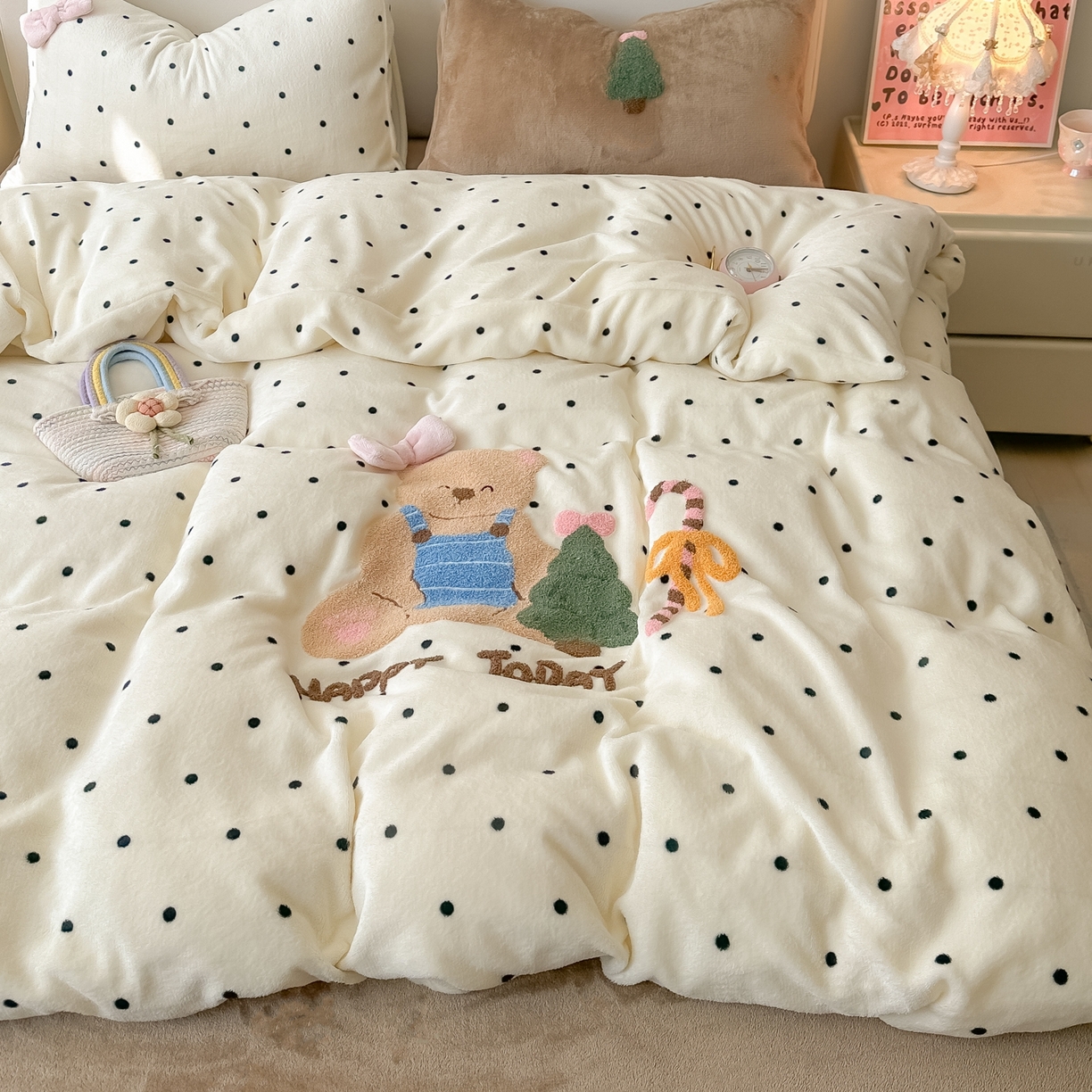 91家纺网 家纺一手货源 找家纺 子钦家纺 2025秋冬新款加厚牛奶绒撸猫感毛巾绣四件套-圣诞小熊 圣诞小熊-奶波点