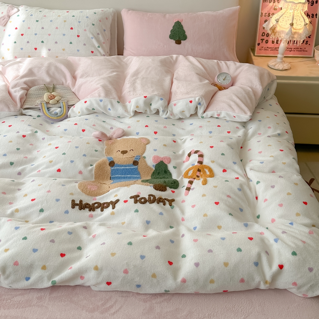 91家纺网 家纺一手货源 找家纺 子钦家纺 2025秋冬新款加厚牛奶绒撸猫感毛巾绣四件套-圣诞小熊 圣诞小熊-七彩爱心