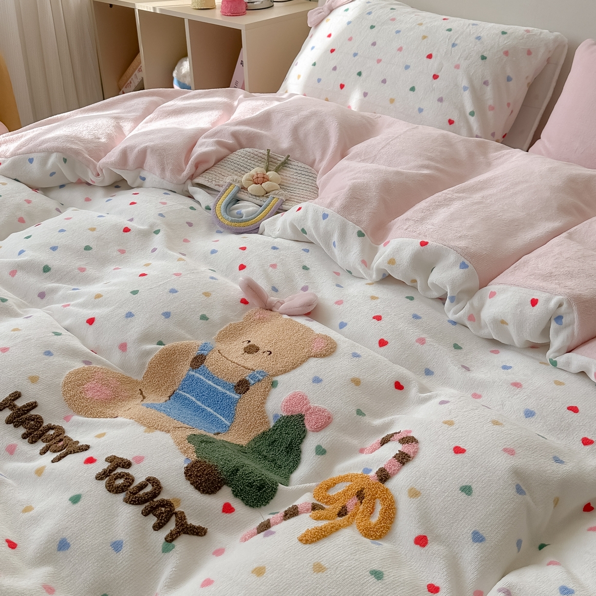 91家纺网 家纺一手货源 找家纺 子钦家纺 2025秋冬新款加厚牛奶绒撸猫感毛巾绣四件套-圣诞小熊 圣诞小熊-七彩爱心