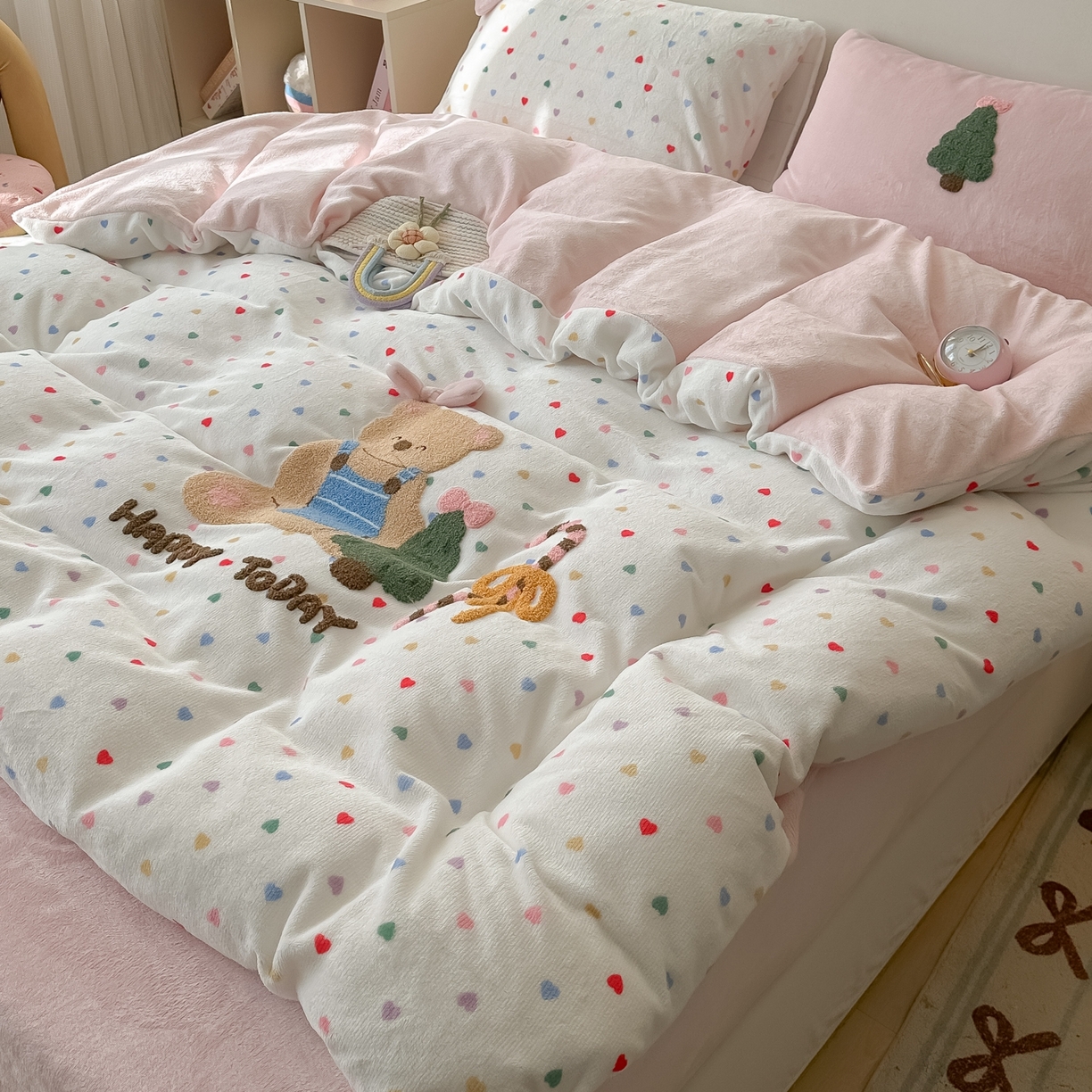 91家纺网 家纺一手货源 找家纺 子钦家纺 2025秋冬新款加厚牛奶绒撸猫感毛巾绣四件套-圣诞小熊 圣诞小熊-七彩爱心