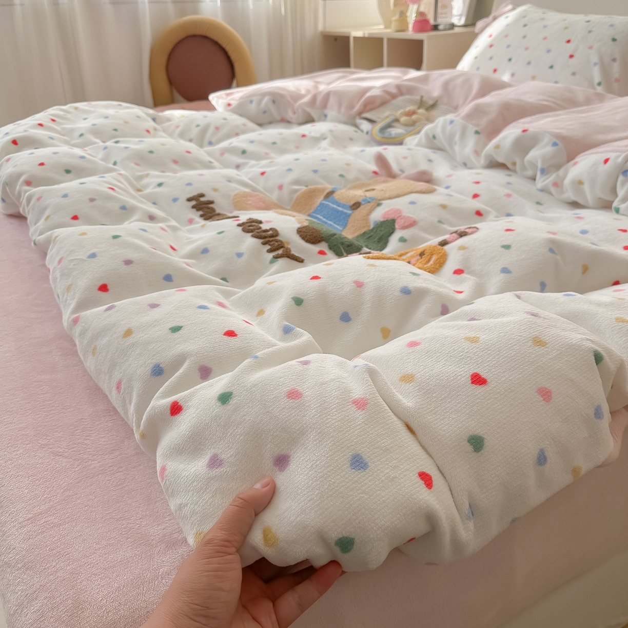 91家纺网 家纺一手货源 找家纺 子钦家纺 2025秋冬新款加厚牛奶绒撸猫感毛巾绣四件套-圣诞小熊 圣诞小熊-七彩爱心