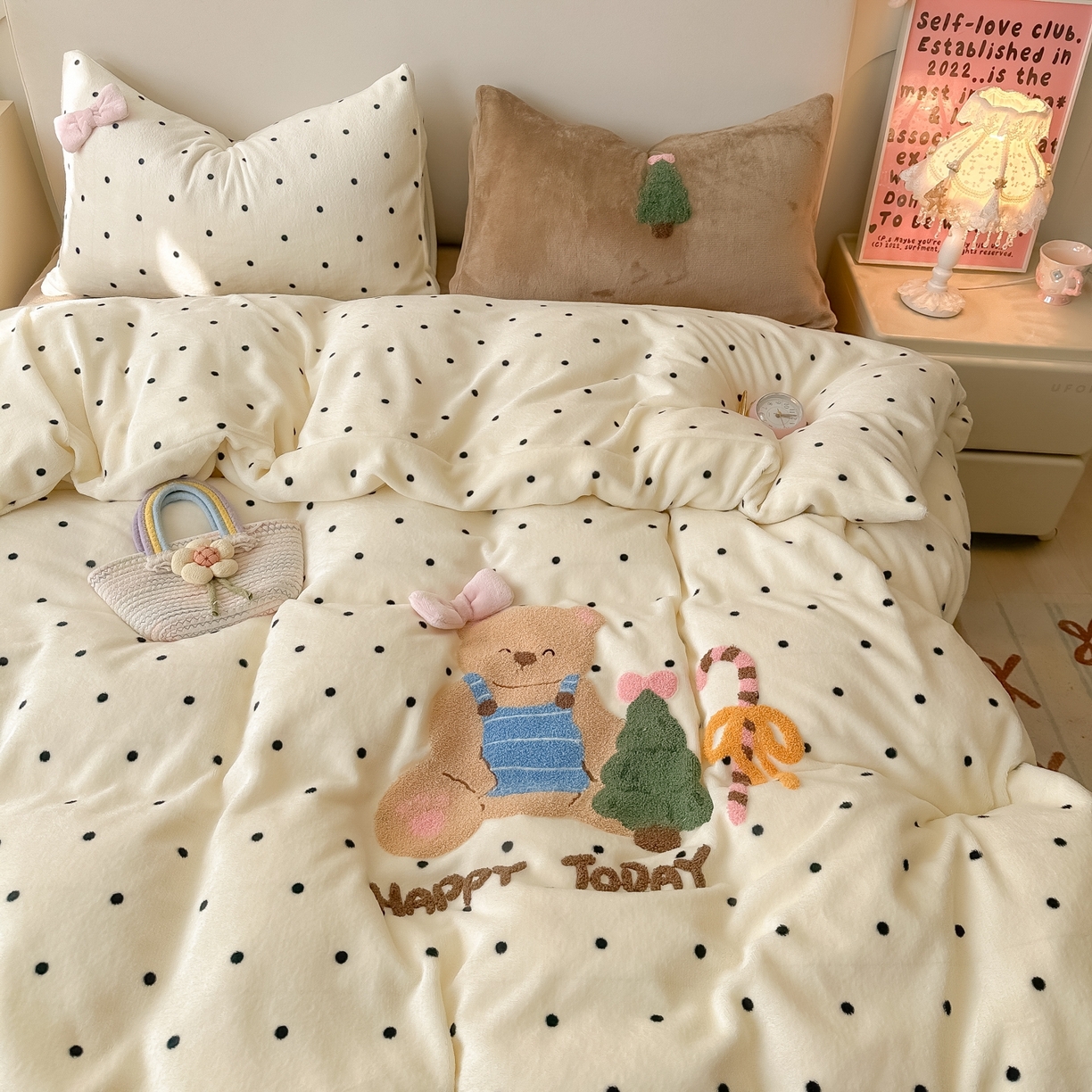 91家纺网 家纺一手货源 找家纺 子钦家纺 2025秋冬新款加厚牛奶绒撸猫感毛巾绣四件套-圣诞小熊 圣诞小熊-奶波点