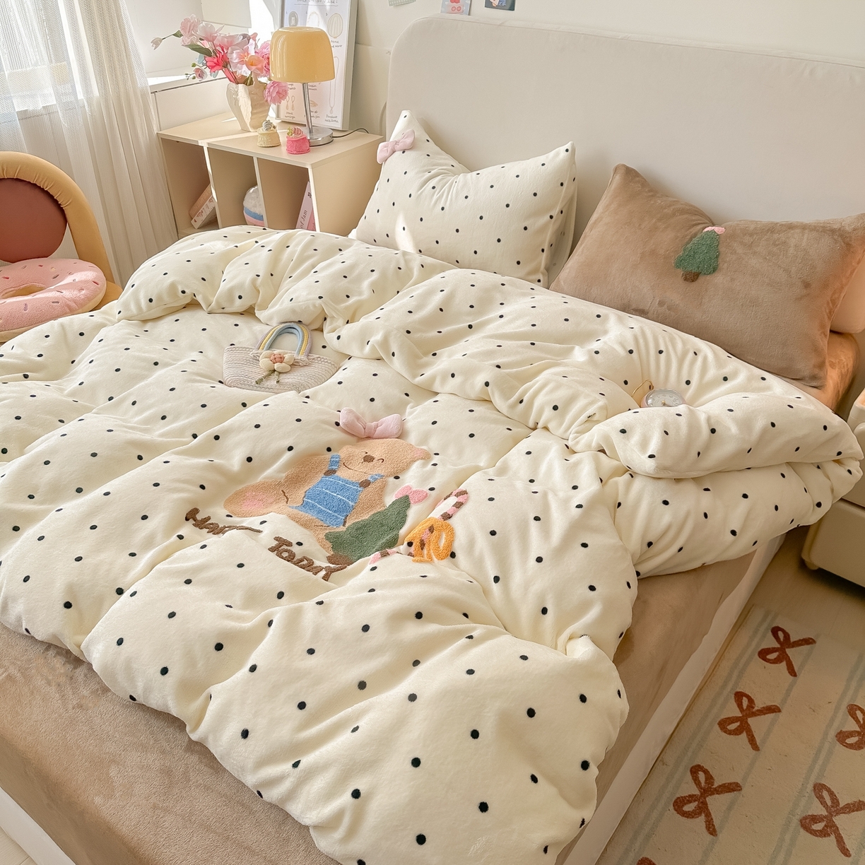 91家纺网 家纺一手货源 找家纺 子钦家纺 2025秋冬新款加厚牛奶绒撸猫感毛巾绣四件套-圣诞小熊 圣诞小熊-奶波点