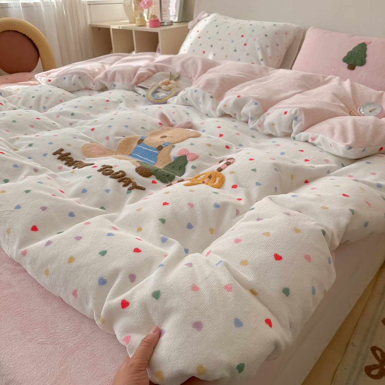 91家纺网 家纺一手货源 找家纺 子钦家纺 2025秋冬新款加厚牛奶绒撸猫感毛巾绣四件套-圣诞小熊 圣诞小熊-七彩爱心