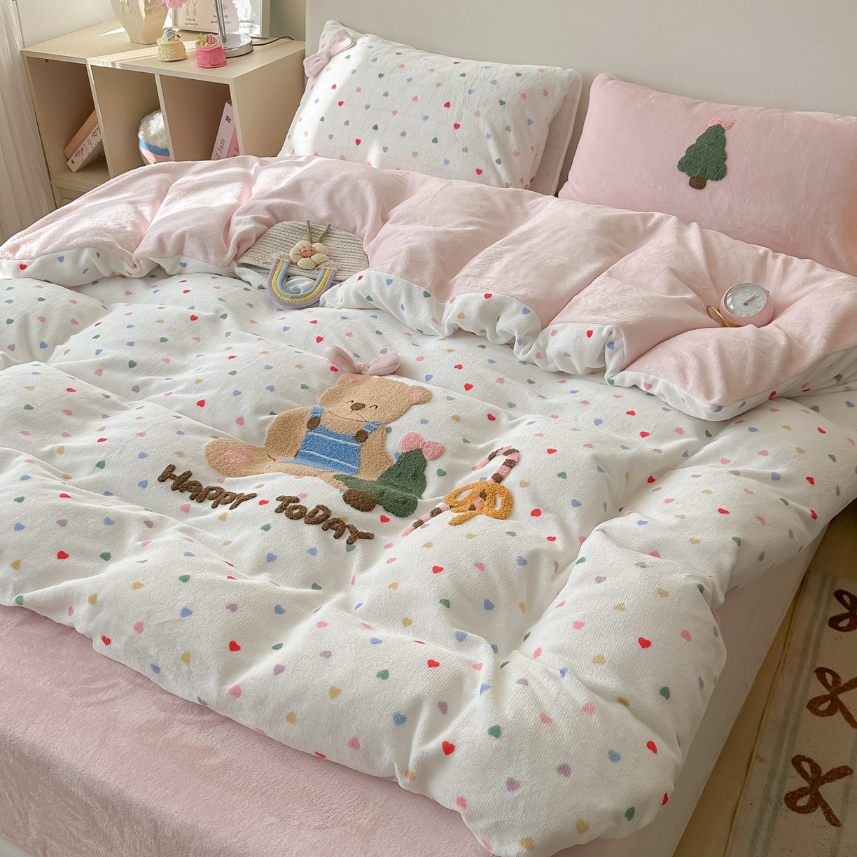 91家纺网 家纺一手货源 找家纺 子钦家纺 2025秋冬新款加厚牛奶绒撸猫感毛巾绣四件套-圣诞小熊 圣诞小熊-七彩爱心