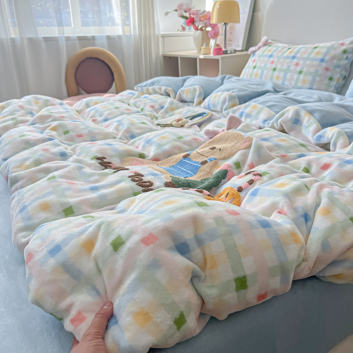 91家纺网 家纺一手货源 找家纺 子钦家纺 2025秋冬新款加厚牛奶绒撸猫感毛巾绣四件套-圣诞小熊 圣诞小熊-七彩格