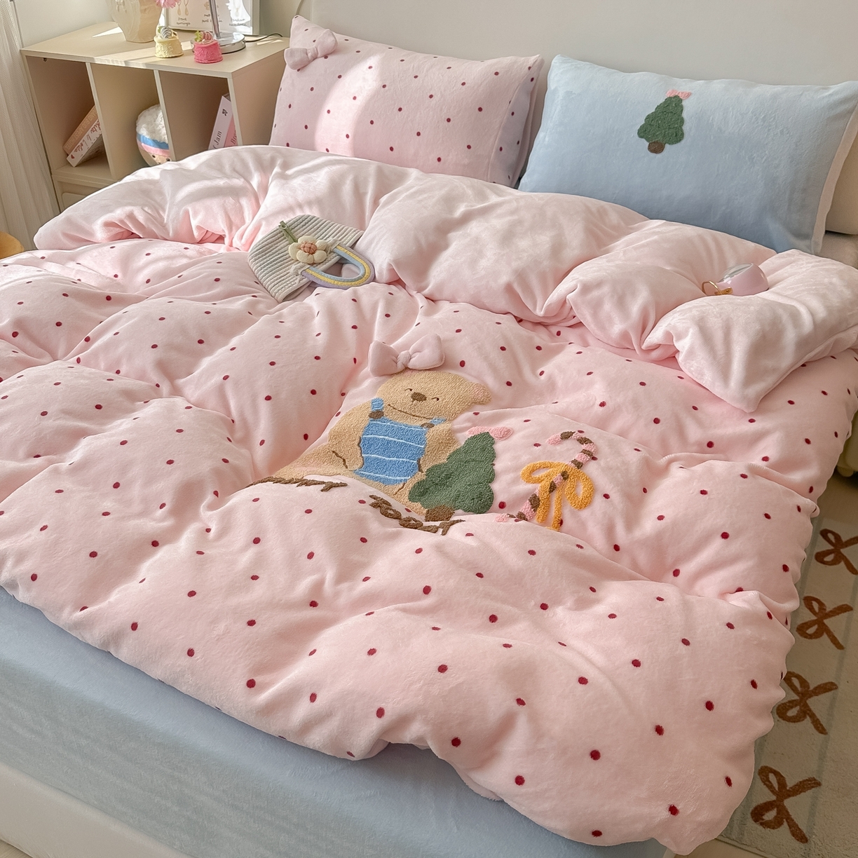 91家纺网 家纺一手货源 找家纺 子钦家纺 2025秋冬新款加厚牛奶绒撸猫感毛巾绣四件套-圣诞小熊 圣诞小熊-粉波点