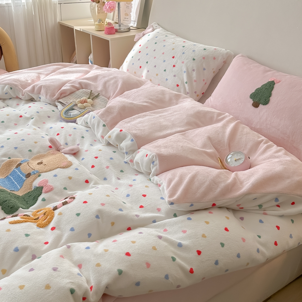 91家纺网 家纺一手货源 找家纺 子钦家纺 2025秋冬新款加厚牛奶绒撸猫感毛巾绣四件套-圣诞小熊 圣诞小熊-七彩爱心