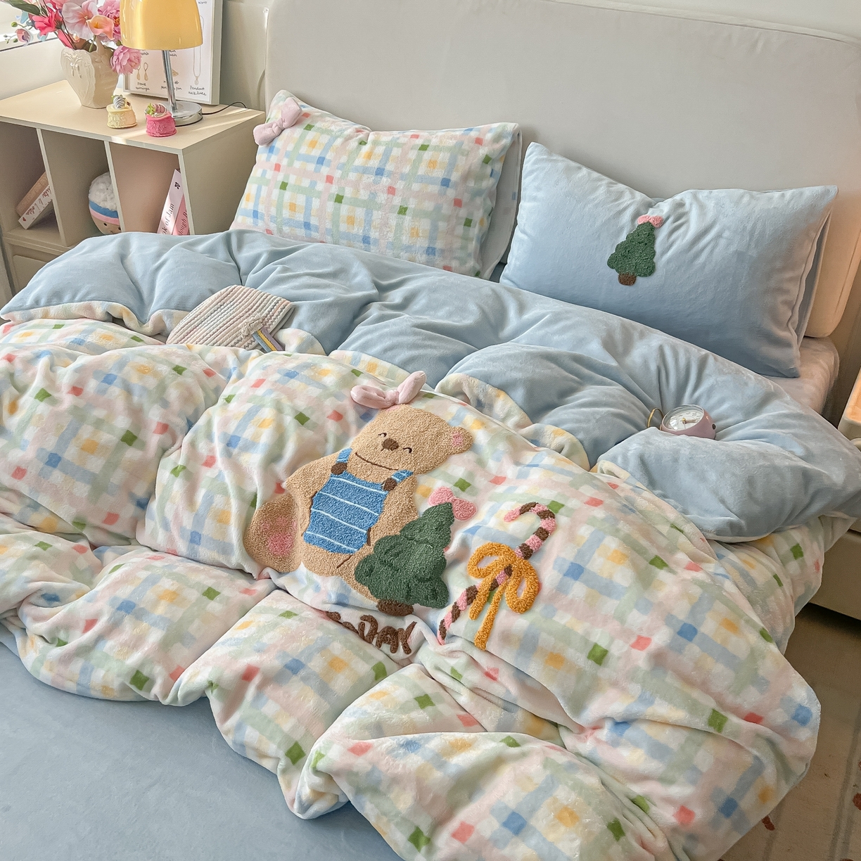 91家纺网 家纺一手货源 找家纺 子钦家纺 2025秋冬新款加厚牛奶绒撸猫感毛巾绣四件套-圣诞小熊 圣诞小熊-七彩格