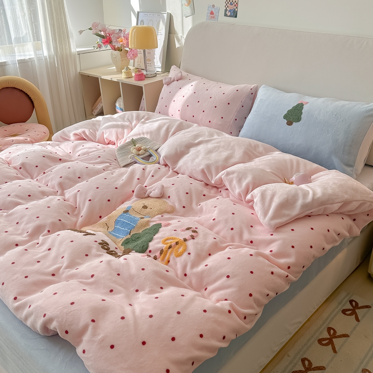 91家纺网 家纺一手货源 找家纺 子钦家纺 2025秋冬新款加厚牛奶绒撸猫感毛巾绣四件套-圣诞小熊 圣诞小熊-粉波点