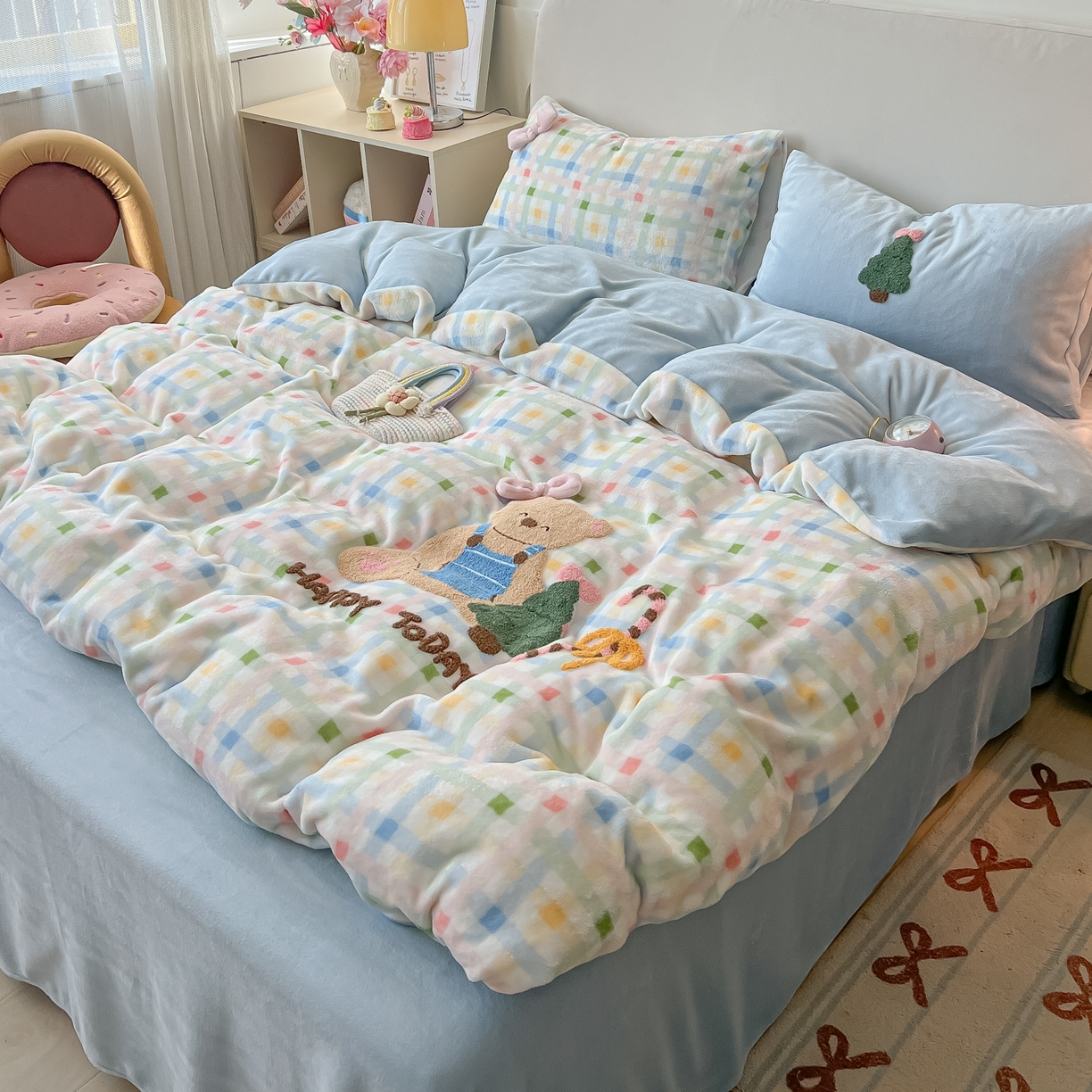 91家纺网 家纺一手货源 找家纺 子钦家纺 2025秋冬新款加厚牛奶绒撸猫感毛巾绣四件套-圣诞小熊 圣诞小熊-七彩格