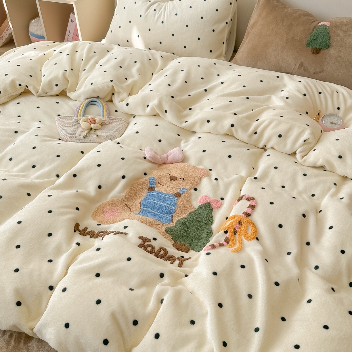 91家纺网 家纺一手货源 找家纺 子钦家纺 2025秋冬新款加厚牛奶绒撸猫感毛巾绣四件套-圣诞小熊 圣诞小熊-奶波点