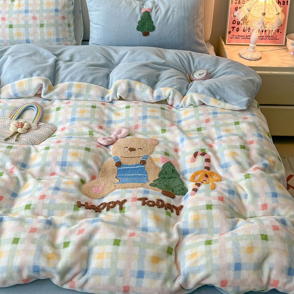 91家纺网 家纺一手货源 找家纺 子钦家纺 2025秋冬新款加厚牛奶绒撸猫感毛巾绣四件套-圣诞小熊 圣诞小熊-七彩格