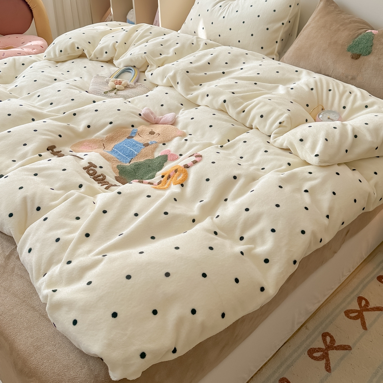 91家纺网 家纺一手货源 找家纺 子钦家纺 2025秋冬新款加厚牛奶绒撸猫感毛巾绣四件套-圣诞小熊 圣诞小熊-奶波点