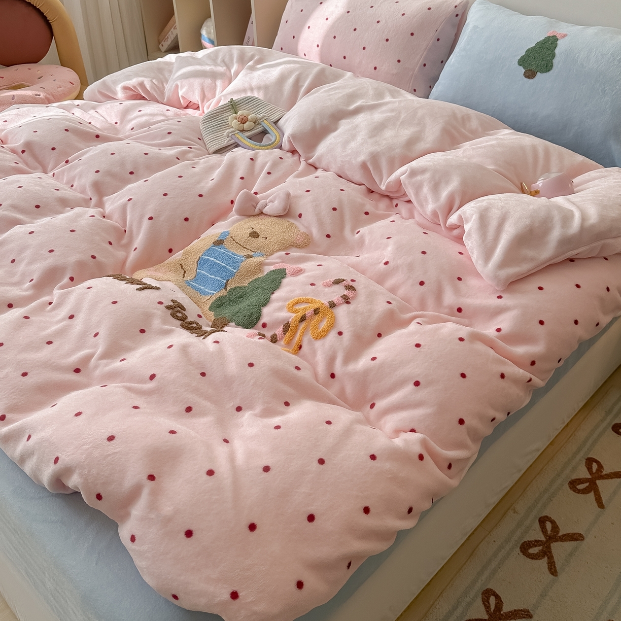 91家纺网 家纺一手货源 找家纺 （总）子钦家纺 2025秋冬新款加厚牛奶绒撸猫感毛巾绣四件套-圣诞小熊