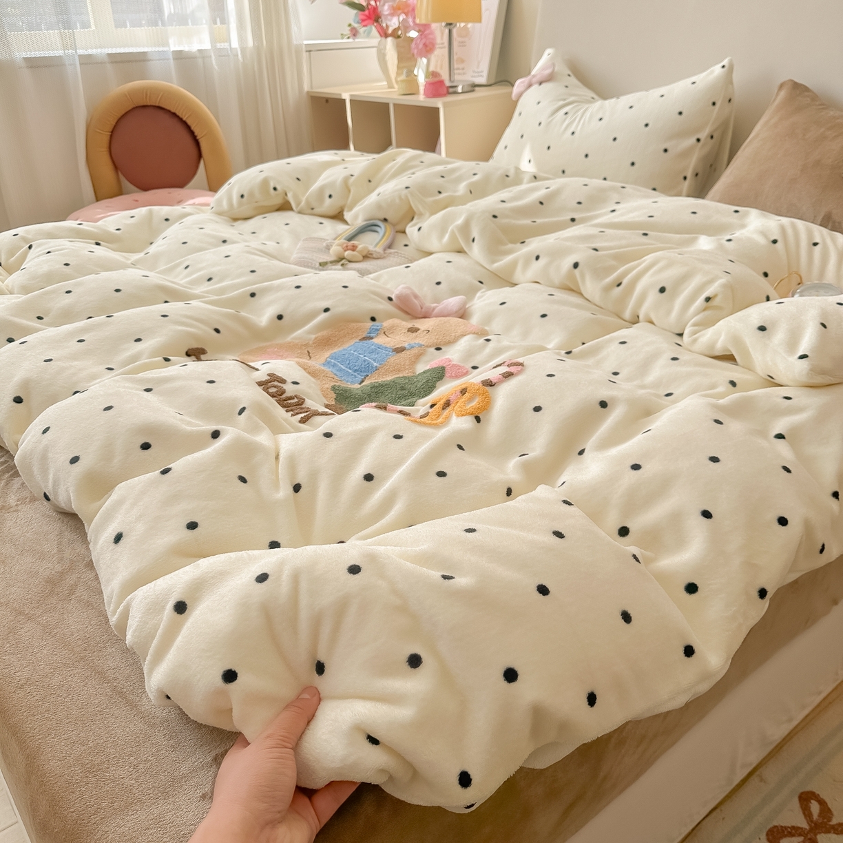 91家纺网 家纺一手货源 找家纺 子钦家纺 2025秋冬新款加厚牛奶绒撸猫感毛巾绣四件套-圣诞小熊 圣诞小熊-奶波点