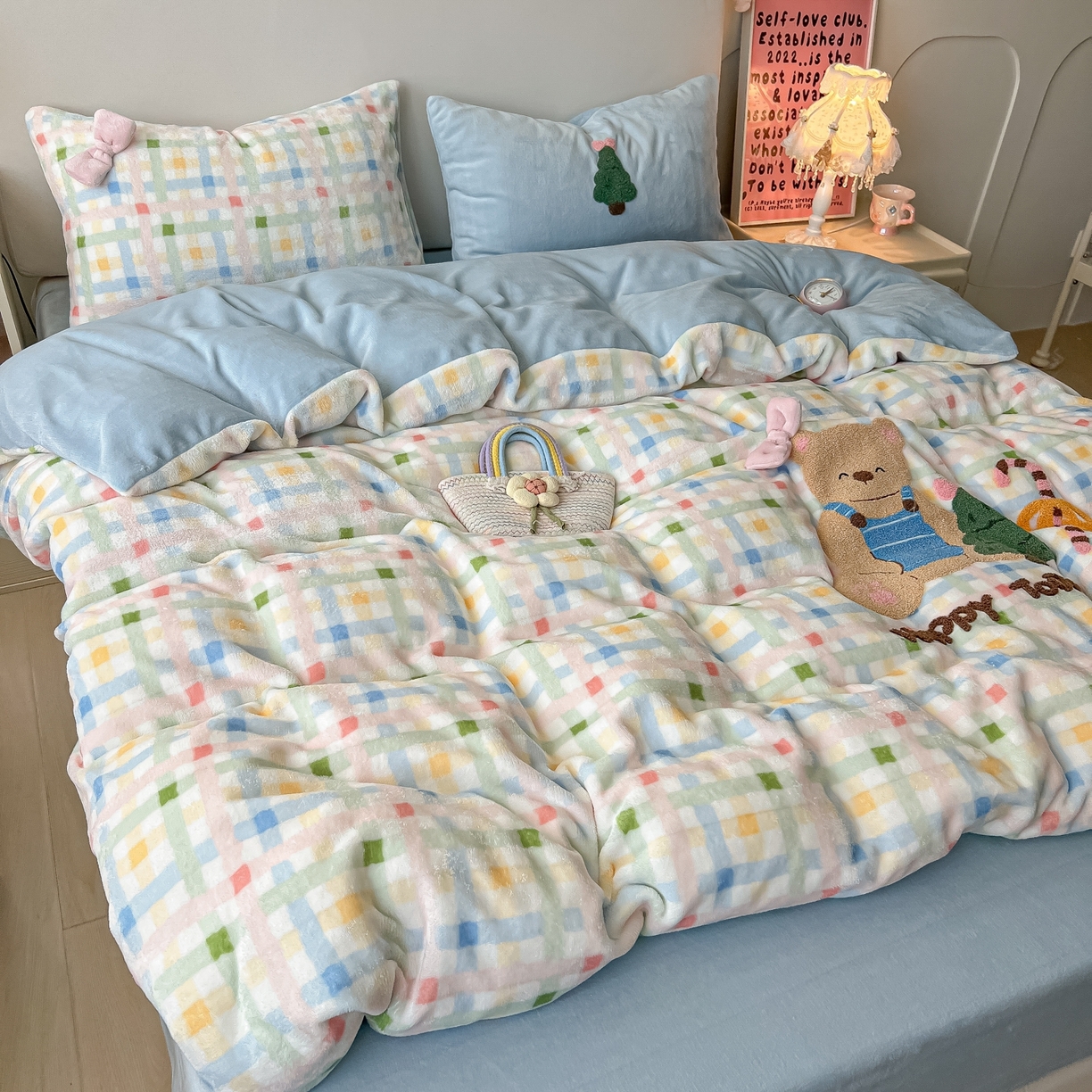 91家纺网 家纺一手货源 找家纺 子钦家纺 2025秋冬新款加厚牛奶绒撸猫感毛巾绣四件套-圣诞小熊 圣诞小熊-七彩格