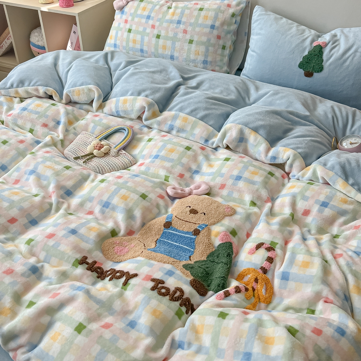 91家纺网 家纺一手货源 找家纺 子钦家纺 2025秋冬新款加厚牛奶绒撸猫感毛巾绣四件套-圣诞小熊 圣诞小熊-七彩格