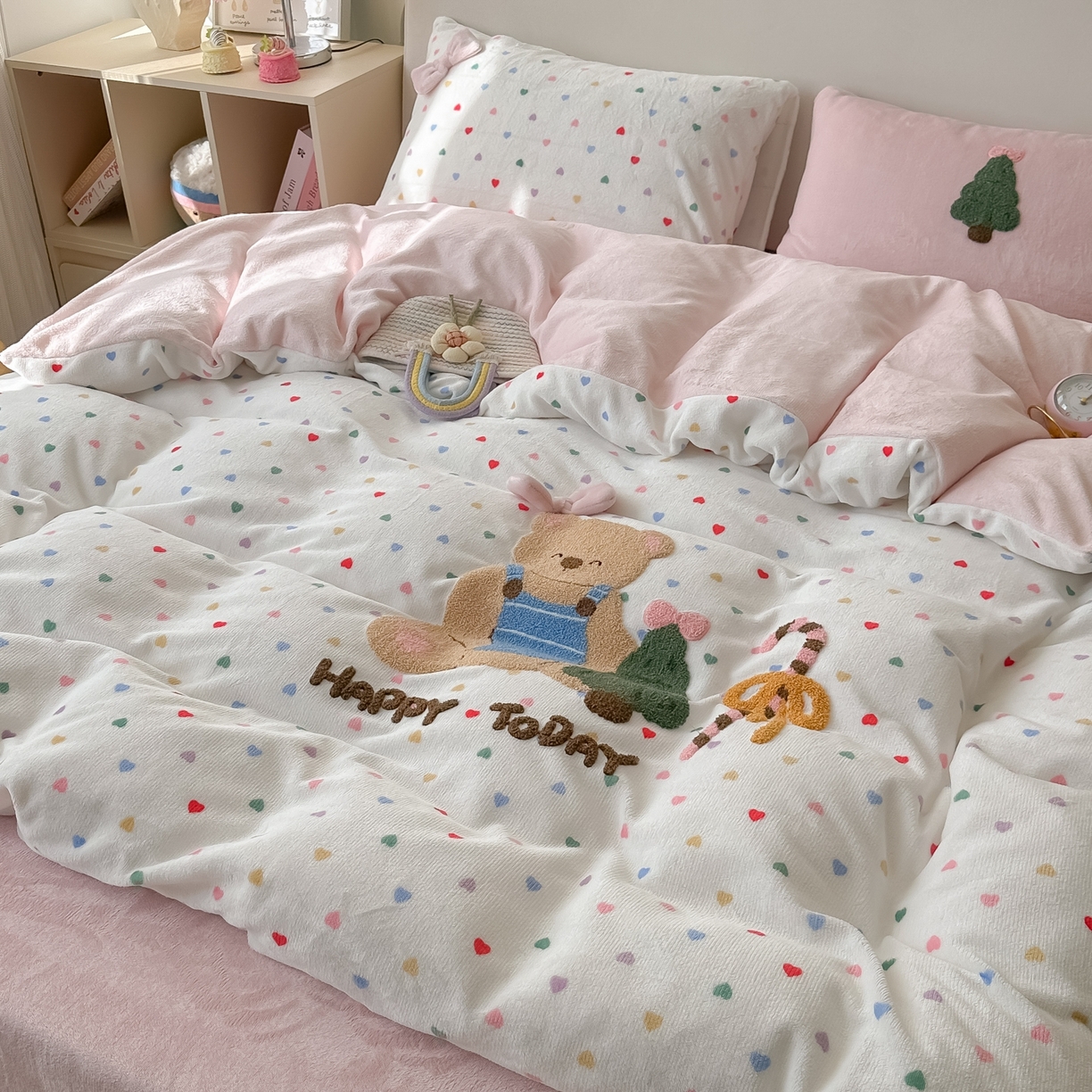 91家纺网 家纺一手货源 找家纺 子钦家纺 2025秋冬新款加厚牛奶绒撸猫感毛巾绣四件套-圣诞小熊 圣诞小熊-七彩爱心