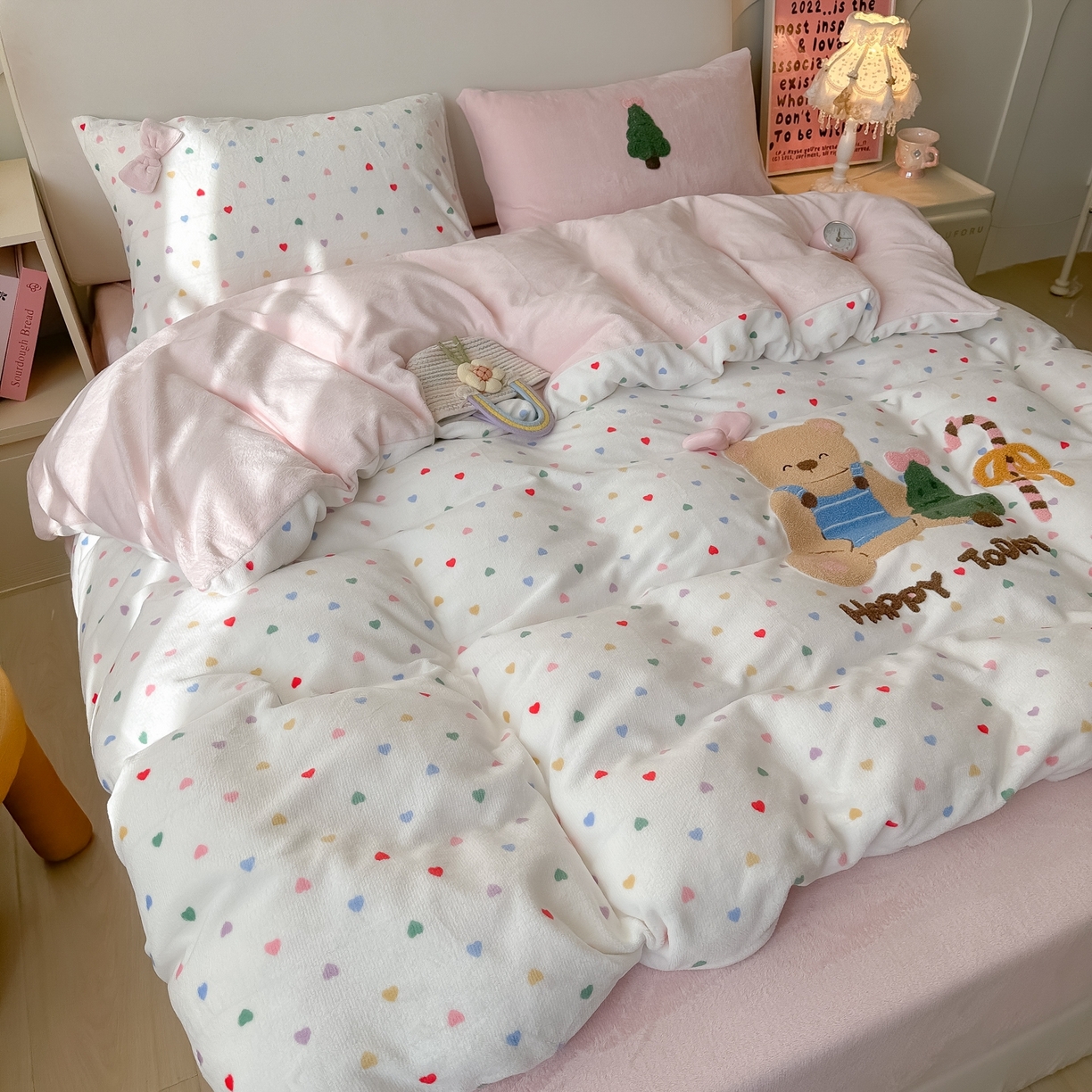 91家纺网 家纺一手货源 找家纺 子钦家纺 2025秋冬新款加厚牛奶绒撸猫感毛巾绣四件套-圣诞小熊 圣诞小熊-七彩爱心