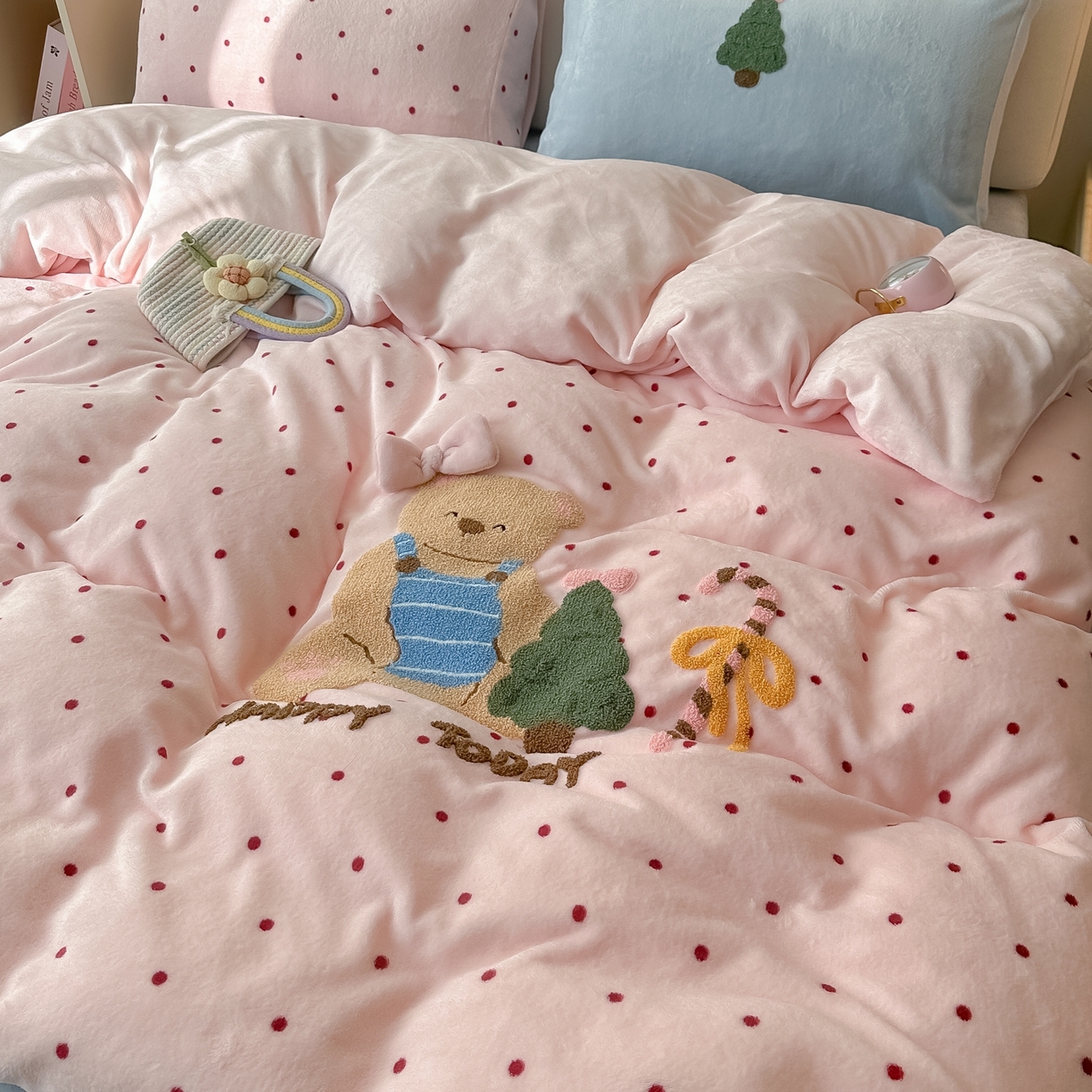 91家纺网 家纺一手货源 找家纺 子钦家纺 2025秋冬新款加厚牛奶绒撸猫感毛巾绣四件套-圣诞小熊 圣诞小熊-粉波点