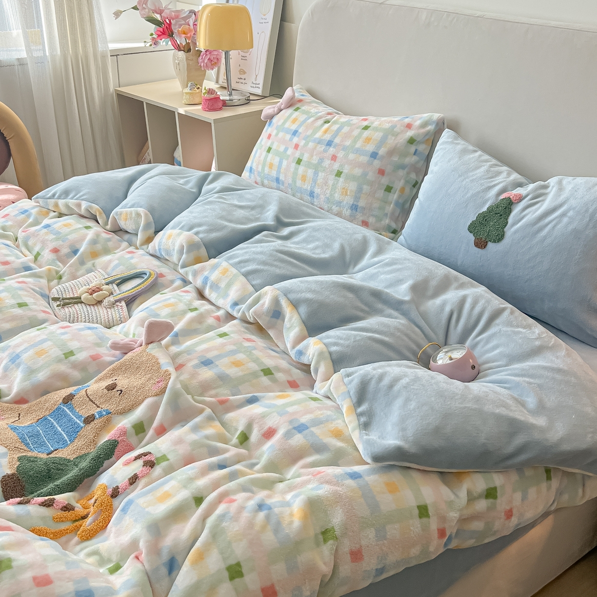 91家纺网 家纺一手货源 找家纺 子钦家纺 2025秋冬新款加厚牛奶绒撸猫感毛巾绣四件套-圣诞小熊 圣诞小熊-七彩格