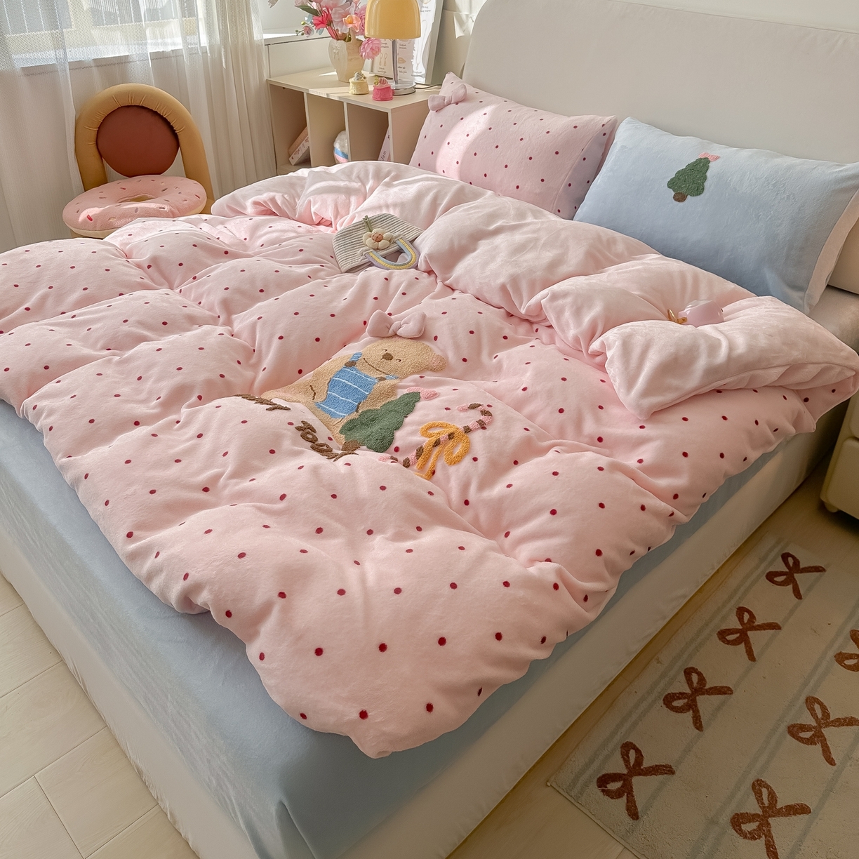 91家纺网 家纺一手货源 找家纺 子钦家纺 2025秋冬新款加厚牛奶绒撸猫感毛巾绣四件套-圣诞小熊 圣诞小熊-粉波点