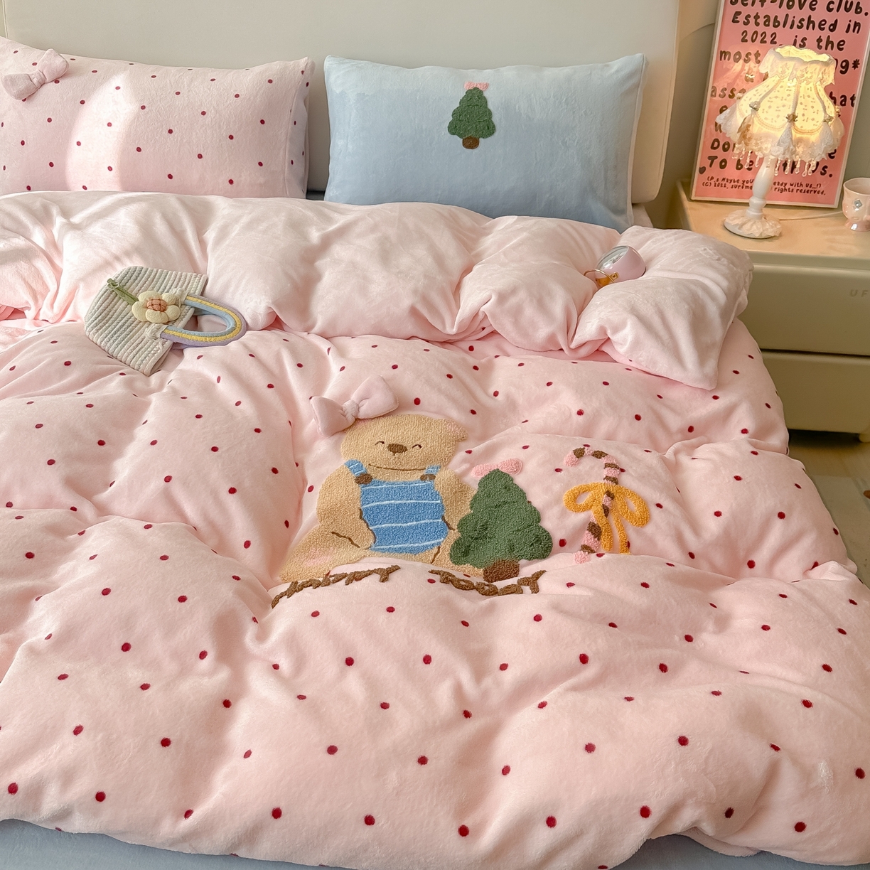 91家纺网 家纺一手货源 找家纺 子钦家纺 2025秋冬新款加厚牛奶绒撸猫感毛巾绣四件套-圣诞小熊 圣诞小熊-粉波点