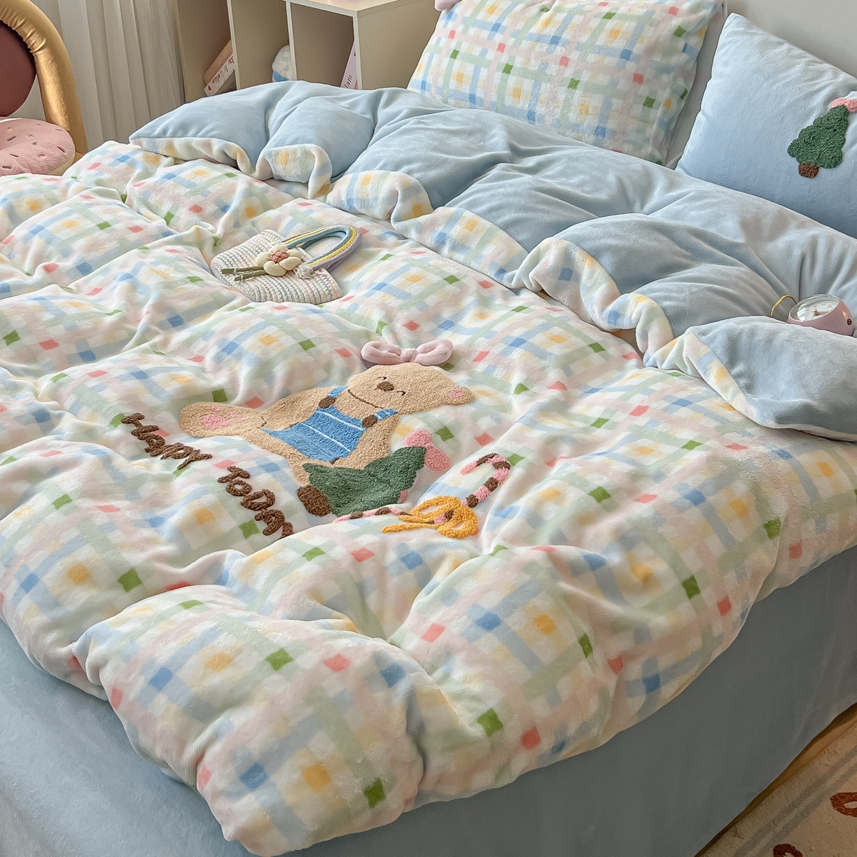 91家纺网 家纺一手货源 找家纺 子钦家纺 2025秋冬新款加厚牛奶绒撸猫感毛巾绣四件套-圣诞小熊 圣诞小熊-七彩格