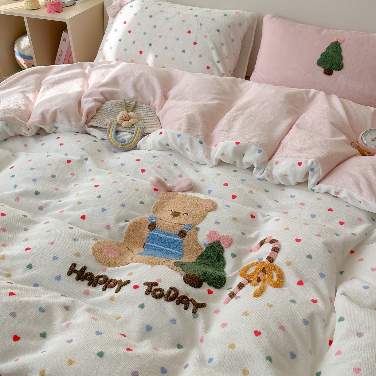 91家纺网 家纺一手货源 找家纺 子钦家纺 2025秋冬新款加厚牛奶绒撸猫感毛巾绣四件套-圣诞小熊 圣诞小熊-七彩爱心