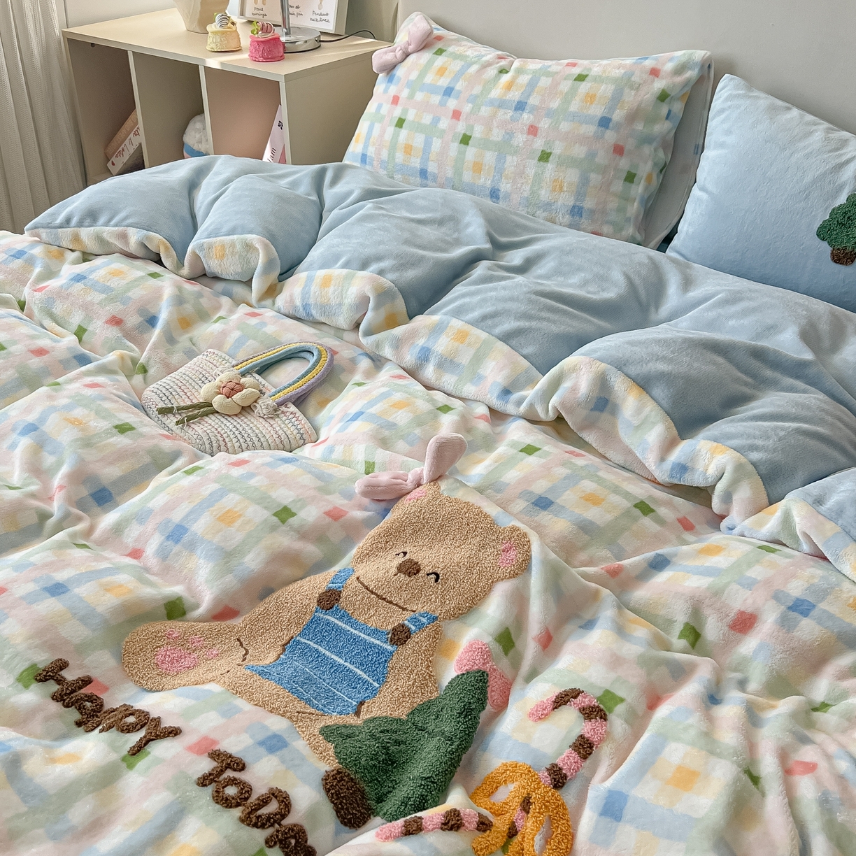 91家纺网 家纺一手货源 找家纺 子钦家纺 2025秋冬新款加厚牛奶绒撸猫感毛巾绣四件套-圣诞小熊 圣诞小熊-七彩格