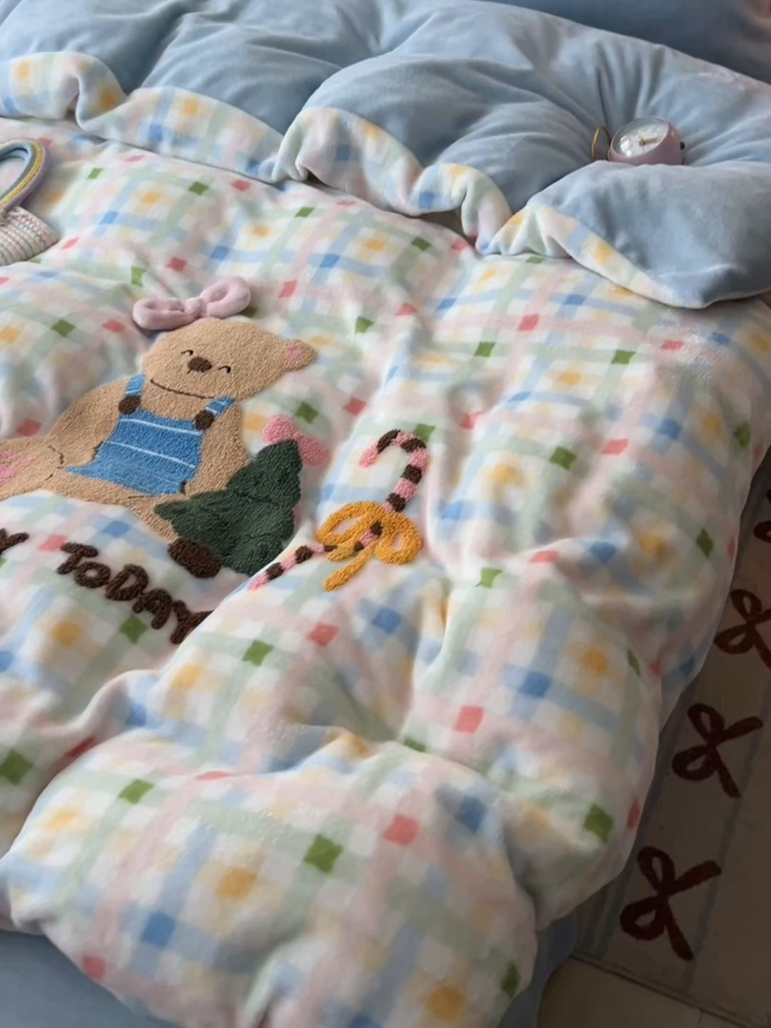 91家纺网 家纺一手货源 找家纺 子钦家纺 2025秋冬新款加厚牛奶绒撸猫感毛巾绣四件套-圣诞小熊 圣诞小熊-七彩格