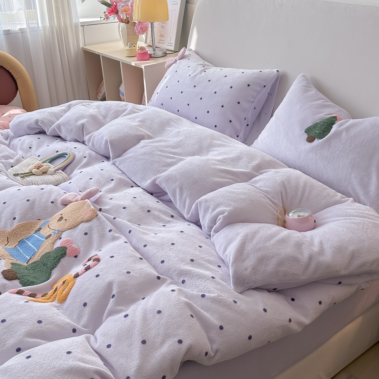 91家纺网 家纺一手货源 找家纺 子钦家纺 2025秋冬新款加厚牛奶绒撸猫感毛巾绣四件套-圣诞小熊 圣诞小熊-紫波点